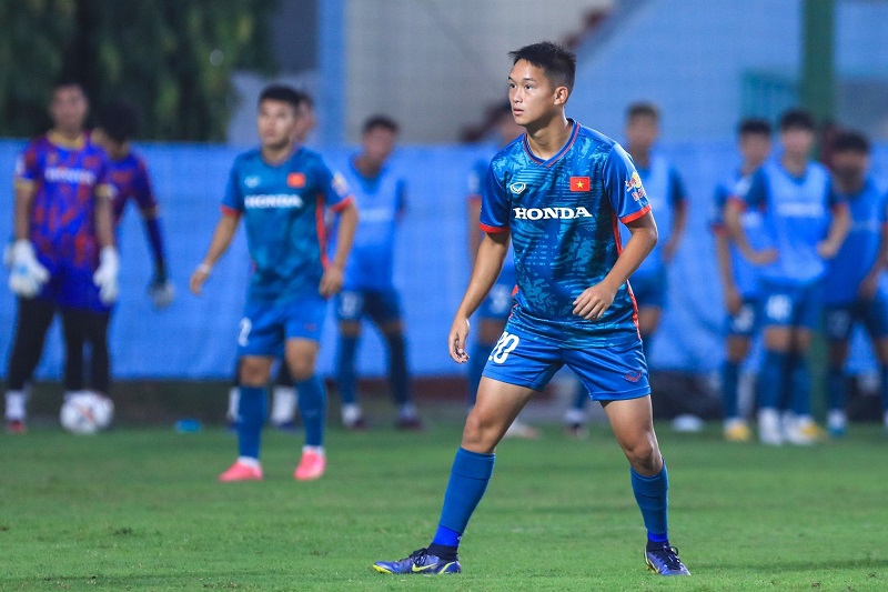 vua-moi-tap-trung-u23-khong-lau-sao-2k5-que-nghe-an-duoc-hlv-troussier-don-thang-len-dt-viet-nam-moi-18-tuoi-da-len-dtqg-thi-qua-dang-cap